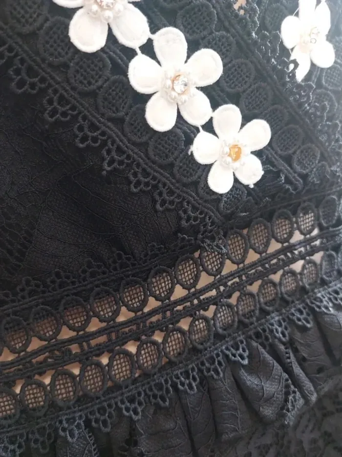 Robe en dentelle noire avec fleurs - photo numéro 5