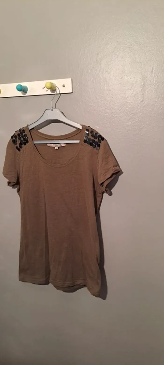 T Shirt marron/kaki - Marque Via 28 - Taille 40 - Bon état.