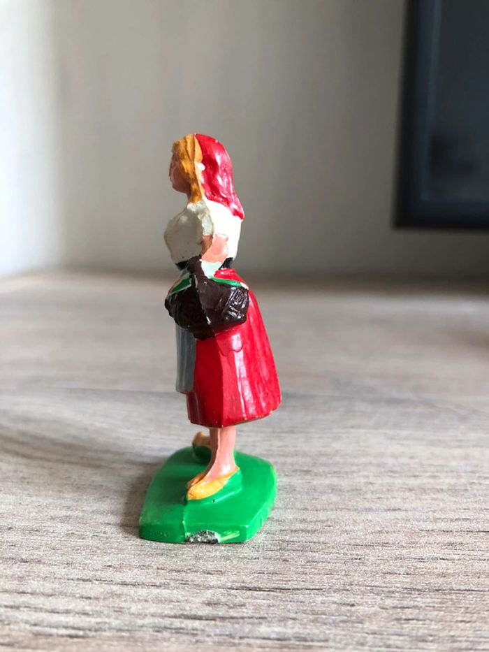 Figurine ancienne, fermière avec panier . Marqué la hotte - photo numéro 2