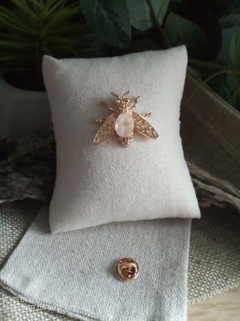 Broche pin's abeille et pierre de lune