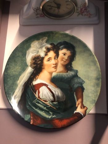 Assiette murale en faïence de collection - Madame Rousseau et sa fille 1789