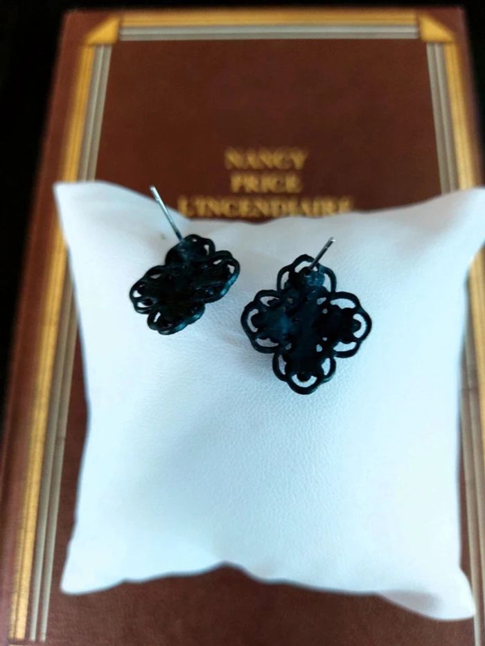 Magnifique paire de boucles d'oreilles noir avec pierre blanche - photo numéro 3