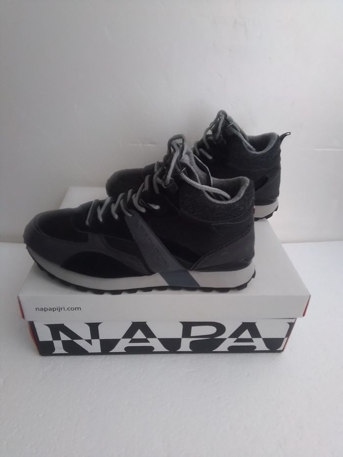 NAPAPIJRI  basket EU 40. Neuve. - photo numéro 3