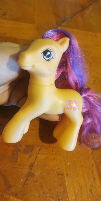 Petit poney jaune et violet papillon