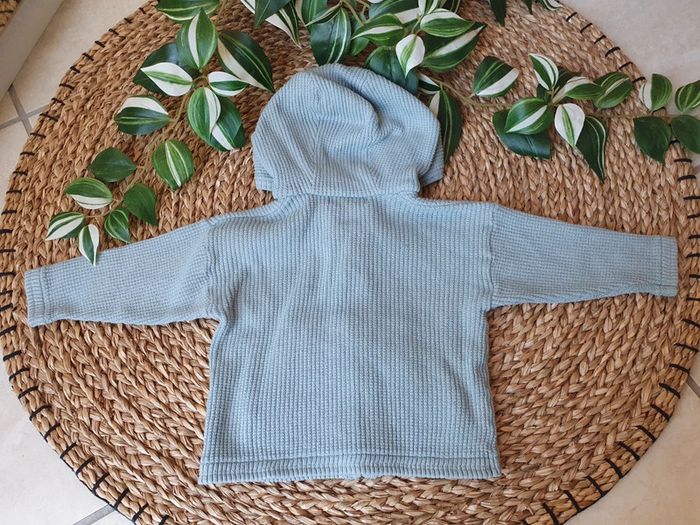 Lot Vertbaudet bébé garçon 12 mois - tee-shirts manches longues et gilet à capuche - photo numéro 3