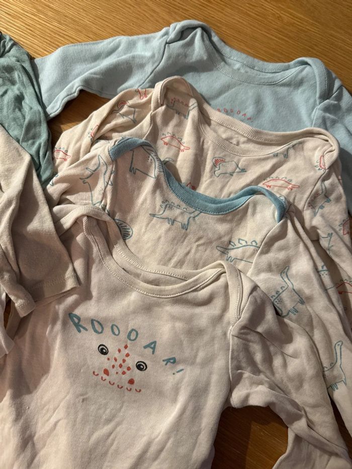 Lot de 7 bodies + 1 offert manches longues taille 12 mois - photo numéro 2