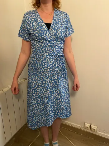 Robe portefeuille bleue à fleurs