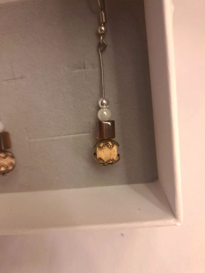 Boucles d'oreilles pendante marron beige blanc et argenté - photo numéro 5