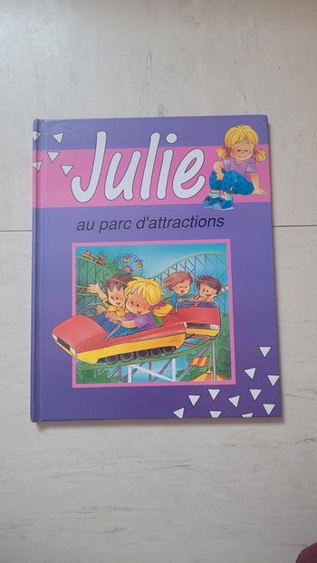 Livre "julie au parc d attractions "