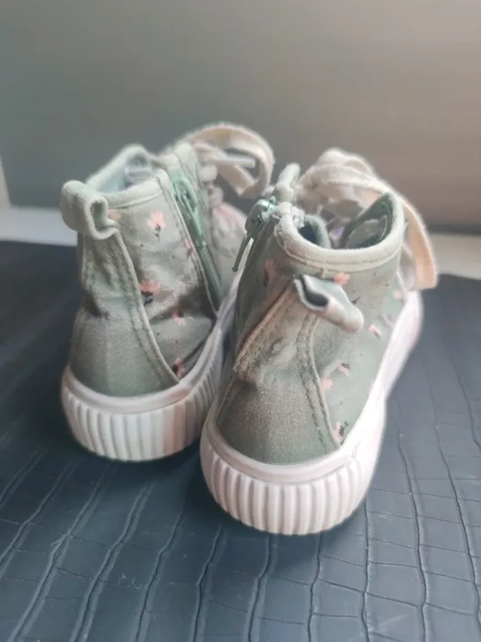 Paire de baskets fille genre converse pointure 29 - photo numéro 2
