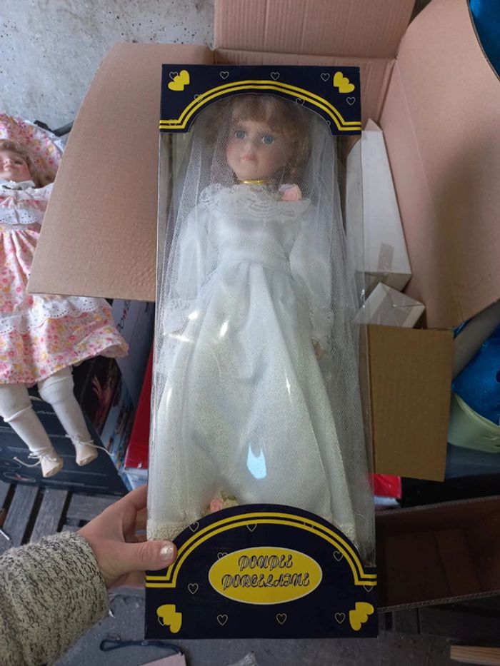 Poupée porcelaine
