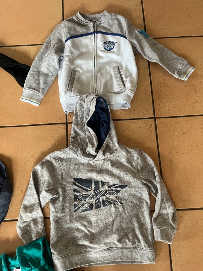 Lot de 5 pulls / gilets  garçon 5 ans - photo numéro 3