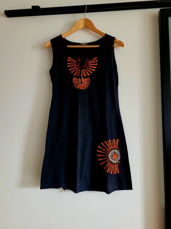 Robe noire brodée