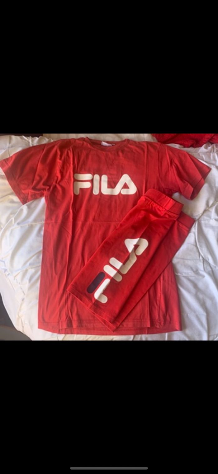 Lot fila short plus 2tee shirt et un pull taille 14/16ans