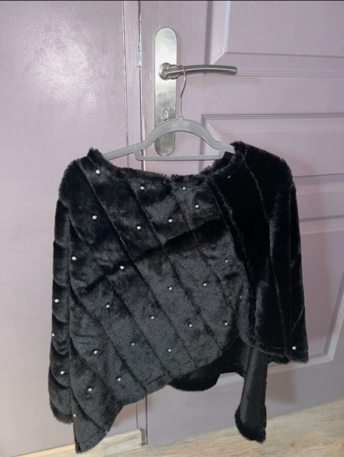 Poncho noir avec des perles