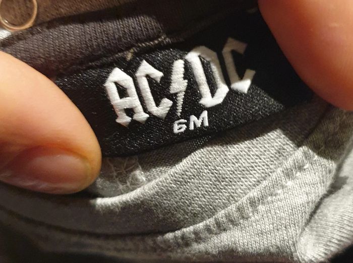 Maillot manche longue gris. Garçon 6 mois. Marque AC/DC - photo numéro 2