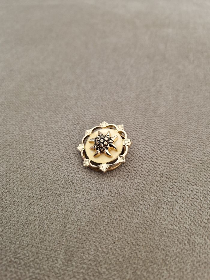 Broche vintage dorée pour foulard motif fleur - photo numéro 4