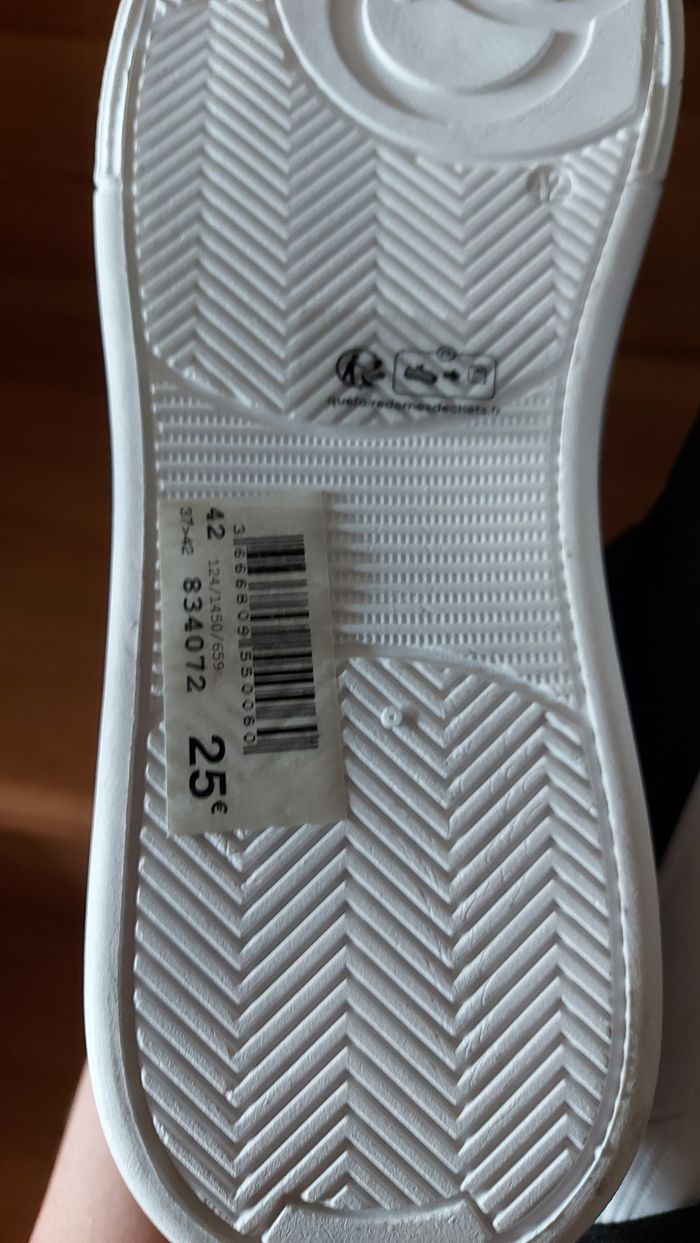 Baskets noirs et dorés P 42 - photo numéro 6