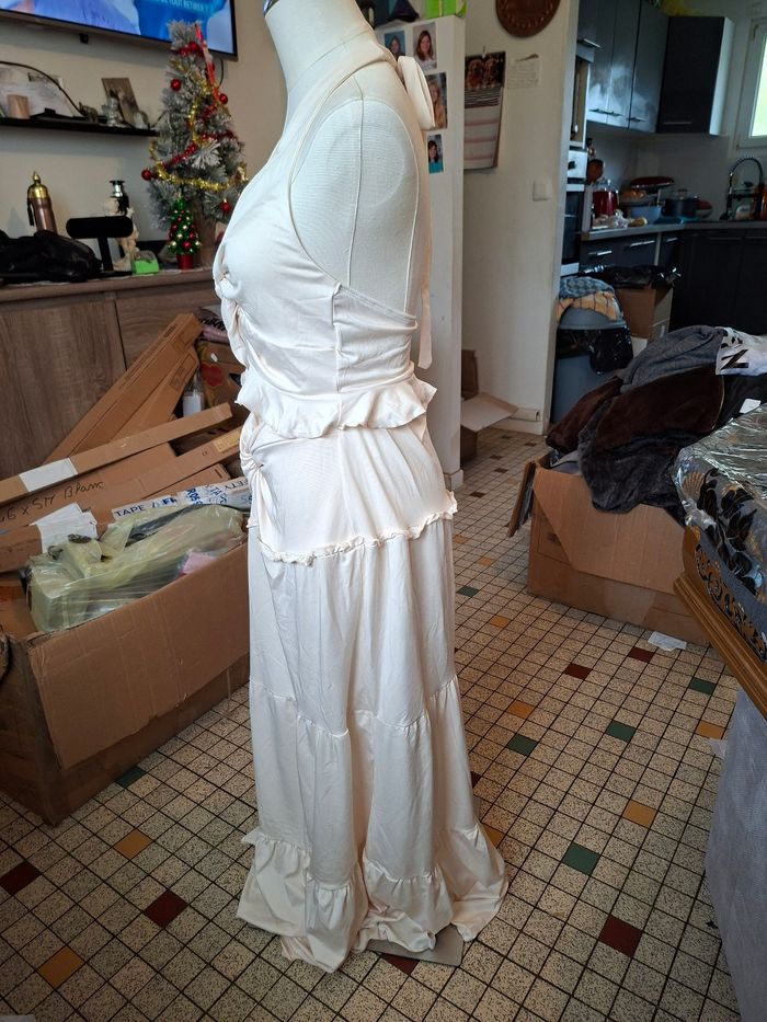 Jupe  longue  + haut creme femme taille 40 neuve 
Aisselle a aisselle 36 cm 
Longueur de la jupe 1 m 10 
95 % polyester 
5% elastane
Prix 8 euro - photo numéro 2