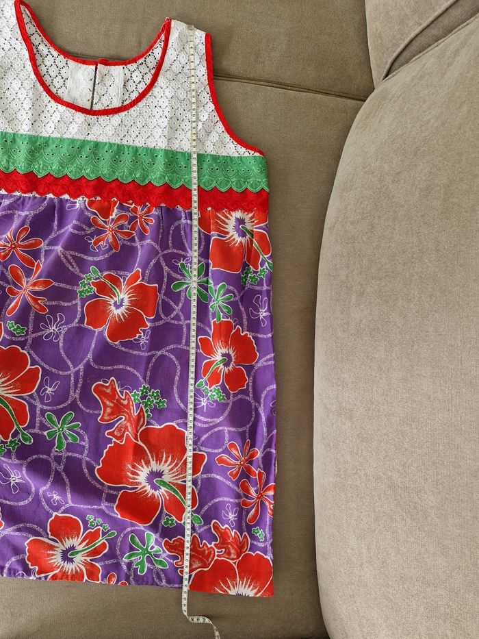 Robe polynésienne violette à fleurs rouge avec détail dentelle - photo numéro 6