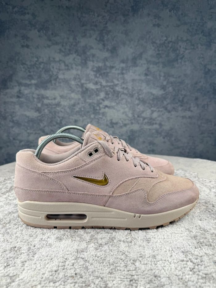nike jewell beige