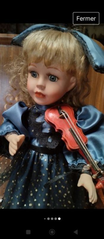 Violoniste poupée porcelaine 45cm plus pied