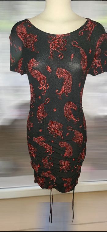 Robe noire ajustée avec motifs de tigres rouges – Élégance audacieuse