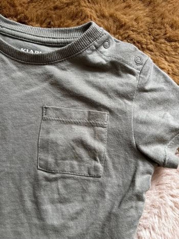 Tee shirt kaki poche KIABI t.12m - photo numéro 2