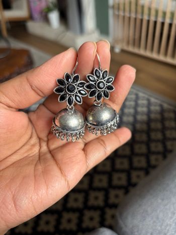 Boucles d’oreilles noires et argentées – style jhumka