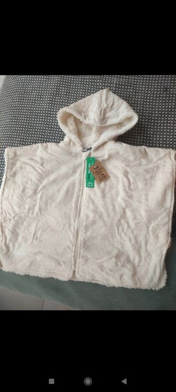 Très beau poncho couverture blanc cassé neuf avec étiquette taille 12/18 mois tape a l'oeil