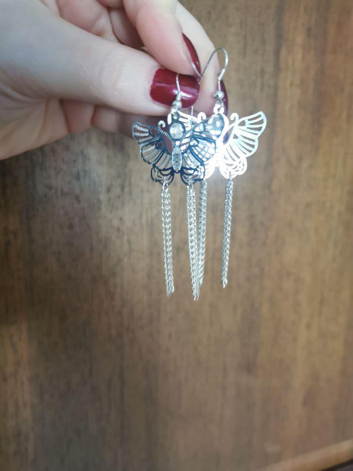 Boucles d'oreilles pendantes papillons et franges argentés - photo numéro 3