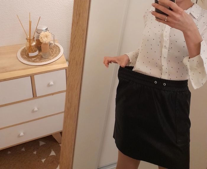 Jupe en simili cuir noir taille 38 / 40 - photo numéro 2