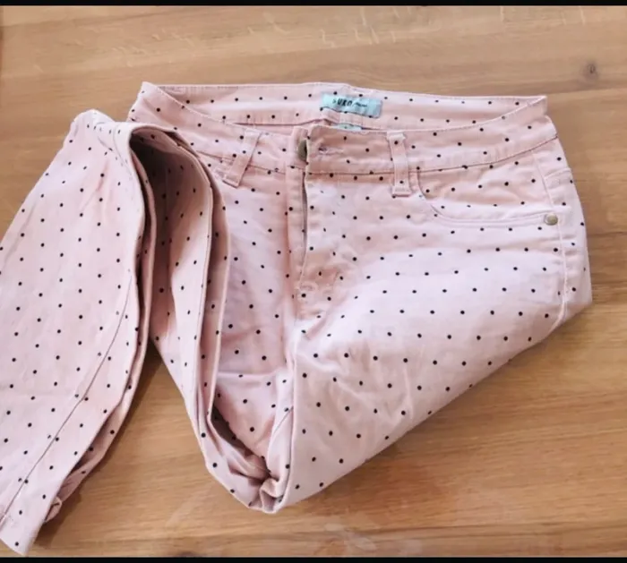 Pantalon rose à pois noir