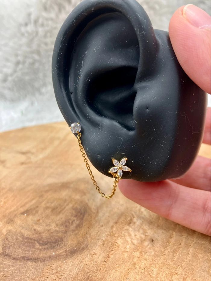 Piercing oreille, boucle d’oreille, piercing chaîne et fleurs
