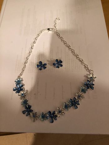 Parure fantaisie neuve bleue fleurs collier et boucles d’oreilles