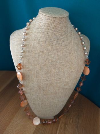 Collier perlé orangé nacré et perles imitation cristal – Tons chauds et élégance