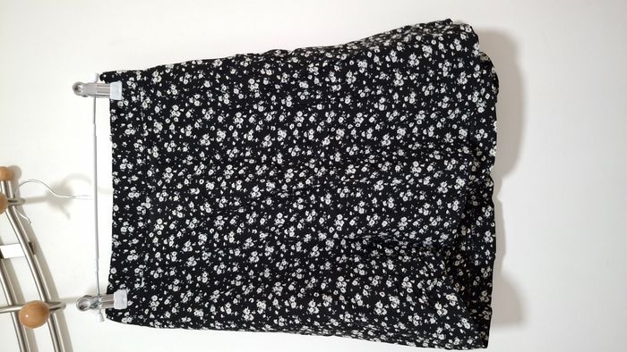 Jupe short à fleurs, double bouton et zip - photo numéro 2