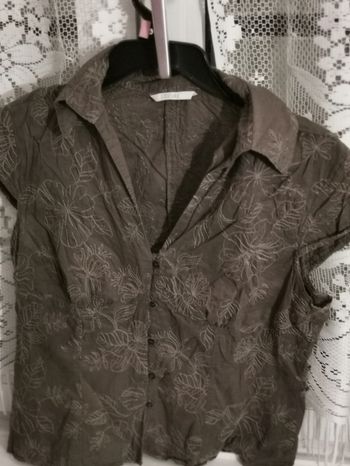 Petit haut manches courtes à motifs kaki