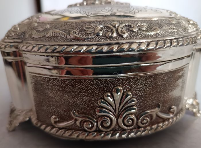 🍀Ancienne Grande boite à bijoux métal argenté ronde diamètre 17cm - photo numéro 7