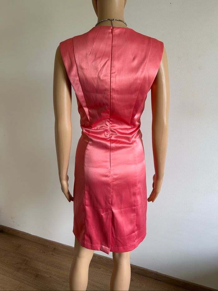 Robe rose corail satinée neuve sans manches Naf Naf taille 38 - photo numéro 5