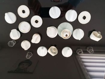 Lot comprenant 4 Briquet à Gaz Ancien D'occasion vident, comprenant plus de gaz à recharger, 1 Conctateur De Panneau Électrique Jour/Nuit Neuf, Plusieurs Boutons De Micro-ondes Divers 