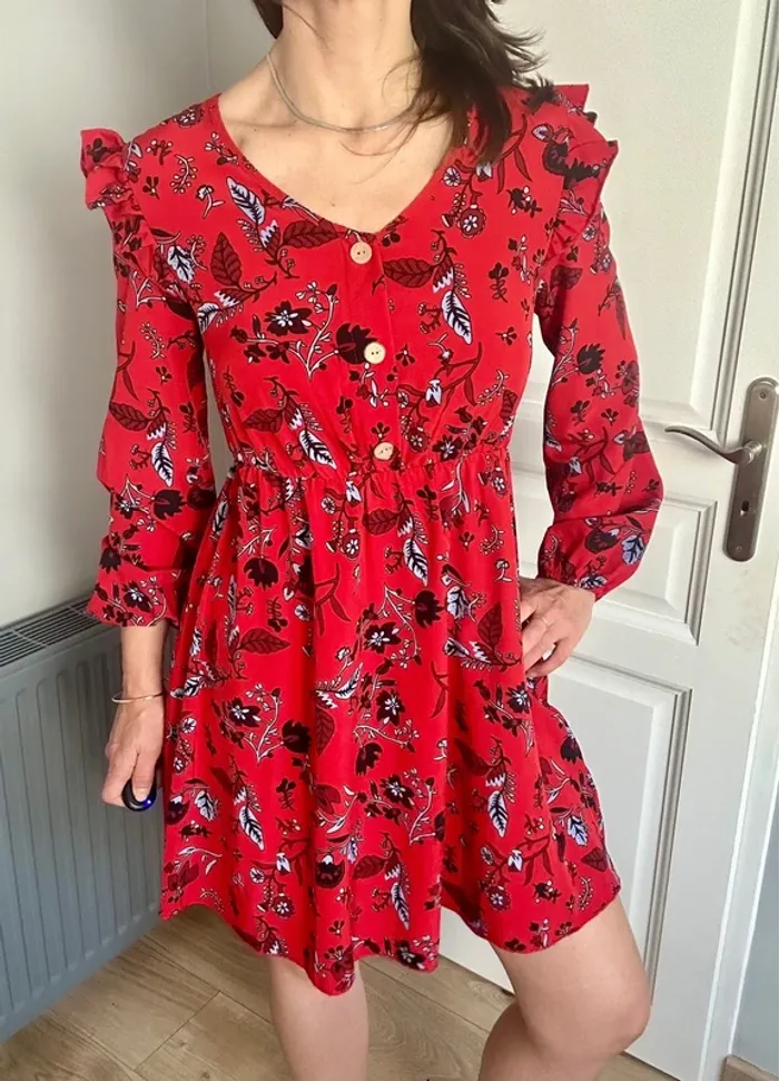 Magnifique robe rouge à fleurs fluide & cintrée - photo numéro 2