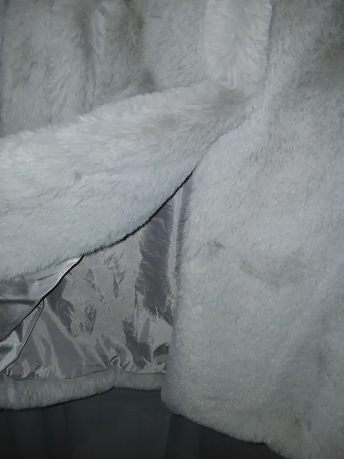 🩷 Manteau en fausse fourrure gris clair  taille Xs – Look d’hiver élégant. - photo numéro 4