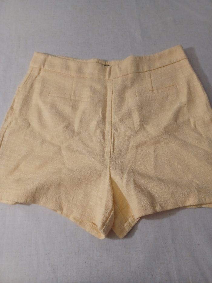 Short habillé jaune