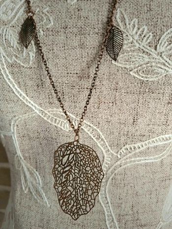 Collier sautoir métal vieilli et feuilles dentelle Billabong