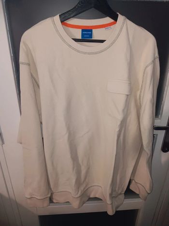 Pull.leger taille L beige col rond avec poche poitrine