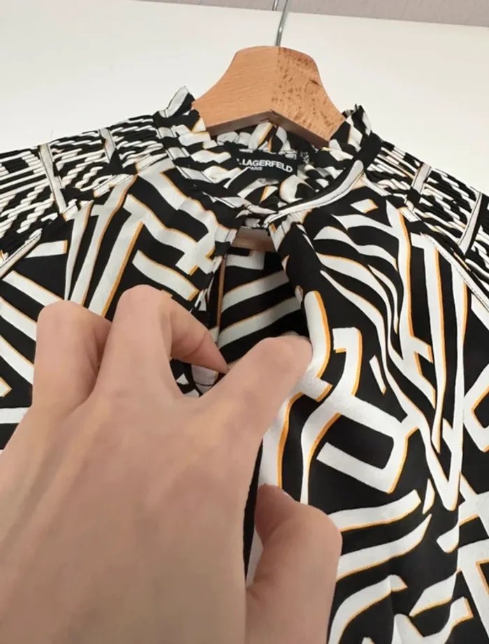 Blouse Karl Lagerfeld noire et blanche à motifs graphiques – T34 - photo numéro 3