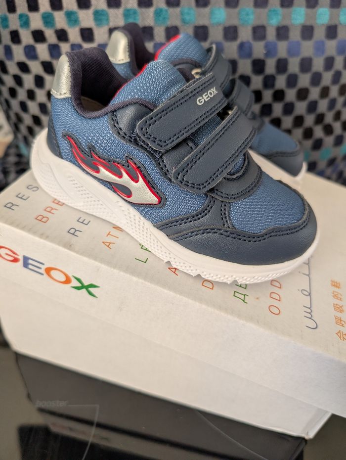 Baskets garçon ultralegeres. Taille 22. Neuf. Geox