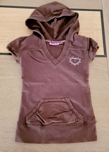 Sweat  marron  manches courtes  à capuche avec cœur  3 ans