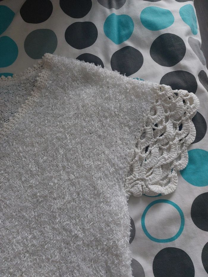 Top au crochet modèle unique - photo numéro 3